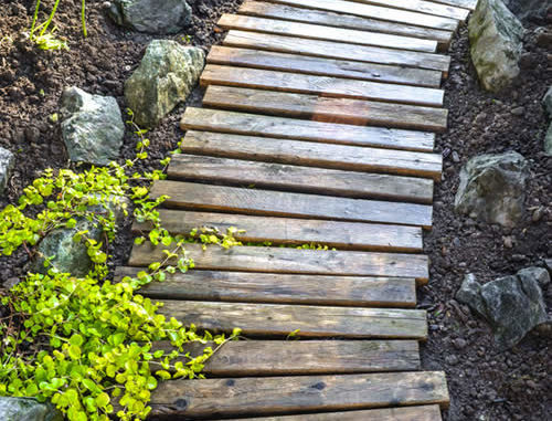 DIY Wood Pallet Garden Walkway